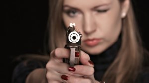 Обои для рабочего стола: Девушка с пистолетом