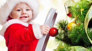 Малыш у новогодней елки - скачать обои на рабочий стол
