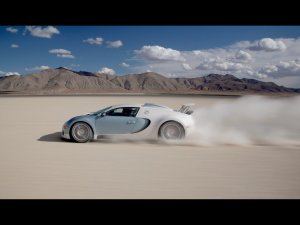 Обои для рабочего стола: Bugatti Veyron в пус...
