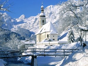 Церквушка в снегу - скачать обои на рабочий стол