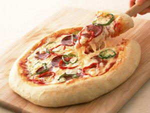 Пицца с колбасой - скачать обои на рабочий стол
