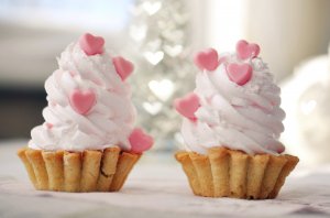 Пирожные с сердечками - скачать обои на рабочий стол