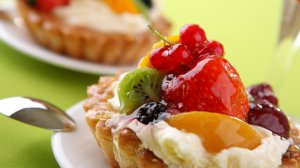 Пирожное с фруктами - скачать обои на рабочий стол