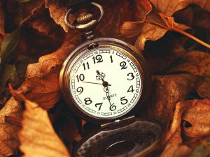 Часы в осенних листьях - скачать обои на рабочий стол