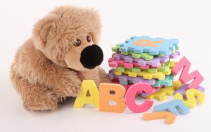 Медведь и буквы - скачать обои на рабочий стол