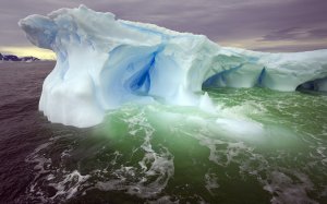 Обои для рабочего стола: Кочующий айсберг