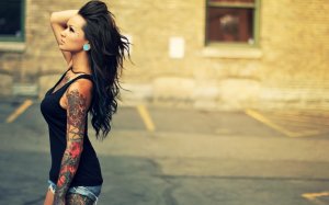 Татуированная девушка - скачать обои на рабочий стол