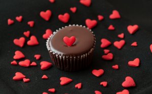 Шоколадный кекс с сердцем - скачать обои на рабочий стол