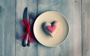 Обои для рабочего стола: Сердце на тарелке