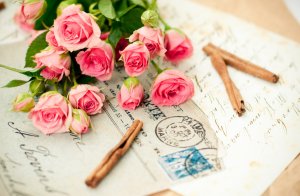 Розы на конвертах - скачать обои на рабочий стол