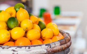 Поднос с лимонами - скачать обои на рабочий стол