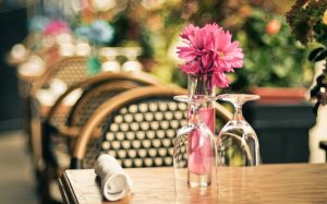 Цветы и бокалы на столе - скачать обои на рабочий стол