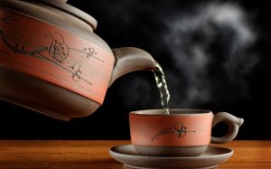 Чай из глиняного чайника - скачать обои на рабочий стол