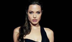 Angelina Jolie in black - скачать обои на рабочий стол