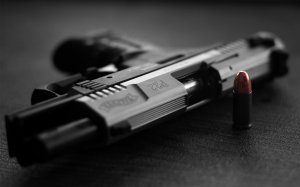 Пистолет и патрон - скачать обои на рабочий стол