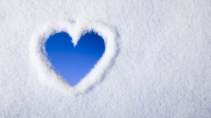 Сердце на снегу - скачать обои на рабочий стол