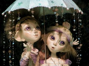 Куколки под зонтом - скачать обои на рабочий стол
