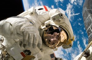 Космонавт на орбите - скачать обои на рабочий стол