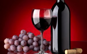 Вино в бокале и виноград - скачать обои на рабочий стол