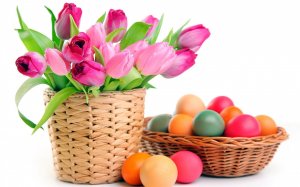 Корзина с тюльпанами и пасхальные яйца - скачать обои на рабочий стол