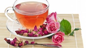 Чашка чая и две розы - скачать обои на рабочий стол