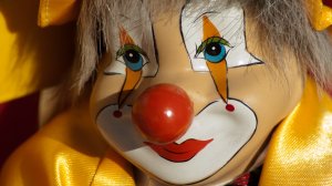 Кукла-клоун - скачать обои на рабочий стол