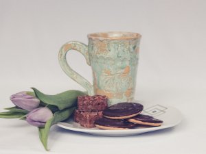 Кофе с печеньками и тюльпанами - скачать обои на рабочий стол