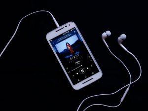Музыка в твоем смартфоне - скачать обои на рабочий стол