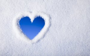 Сердце на снегу - скачать обои на рабочий стол