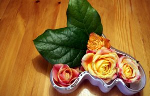 Розы в вазе - скачать обои на рабочий стол