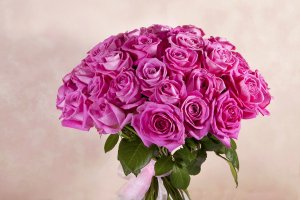 Букет роз в подарок - скачать обои на рабочий стол
