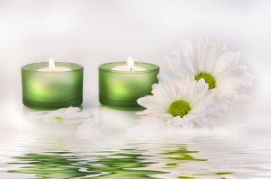 Свечи и хризантемы - скачать обои на рабочий стол