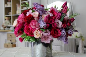 Розы, тюльпаны и сирень - скачать обои на рабочий стол