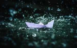 Кораблик под дождем - скачать обои на рабочий стол