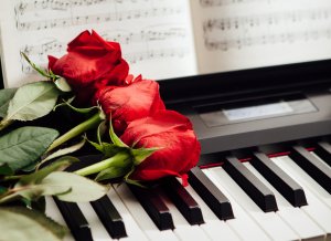 Розы на пианино - скачать обои на рабочий стол