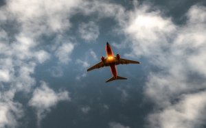 Самолет в облаках - скачать обои на рабочий стол