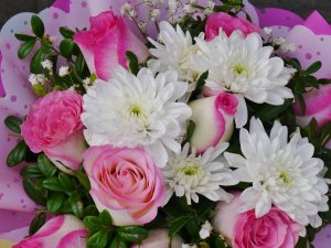 Розы с хризантемами - скачать обои на рабочий стол