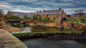 Дом в Ирландии на реке - скачать обои на рабочий стол