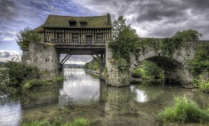Дом на реке во Франции - скачать обои на рабочий стол