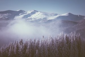 Зимняя дымка над горами - скачать обои на рабочий стол