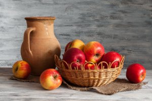 Яблоки в плетеной вазе - скачать обои на рабочий стол