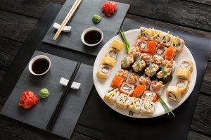 Тарелка суши - скачать обои на рабочий стол