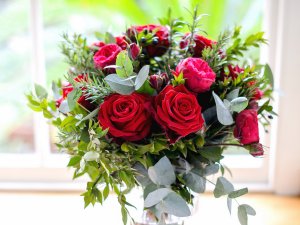 Розы с украшением - скачать обои на рабочий стол