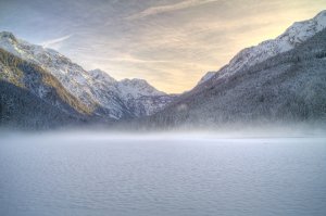 Замерзшее озеро в горах - скачать обои на рабочий стол