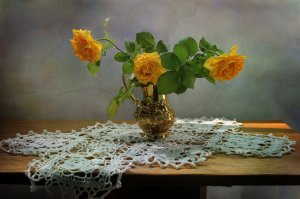 Желтые розы в вазе - скачать обои на рабочий стол