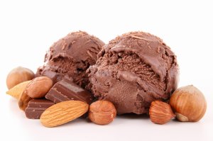 Шоколадное мороженое с орехами - скачать обои на рабочий стол