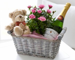 Мишка, шампанское и цветы - скачать обои на рабочий стол
