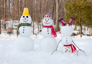Три снеговика - скачать обои на рабочий стол