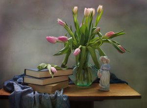 Натюрморт с тюльпанами - скачать обои на рабочий стол