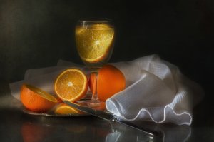 Апельсин в бокале - скачать обои на рабочий стол
